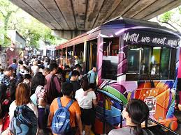 山頂纜車日前宣佈，服役了 32 年的第 5 代酒紅色纜車即將在 6 月 28 日正式退役。. J2plvhqvovh7ym