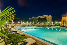 Litoralul, una din principalele atractii turistice ale romaniei, se intinde de la vama veche, la granita cu litoralul bulgaresc si pana in nordul dobrogei. Lista Hotelurilor Cu Servicii All Inclusive De Pe Litoralul Romanesc