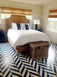 It's a thicker material fabricated in planks to look much like hardwood, and it snaps together, much like plastic laminate flooring planks, for a snug fit. Schlafzimmer Chevron Fliesen Schablone Woher Bekomme Ich Hochwertige Schablonen Fur Den Boden Designer Bedroom Floor Tiles Stylish Flooring Bedroom Flooring
