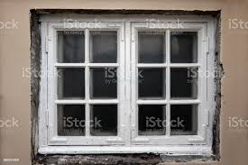 Foto De Janela Em Uma Casa De Madeira Branca E Mais Fotos De Stock De Arquitetura Istock