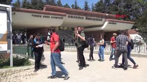 Anadolu üniversitesi yunus emre kampüsü'nün adresi. Eskisehir Anadolu Universitesi Onunde Bolunme Protestosu Haberler Haberler Com