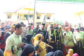 Dan salah satunya dengan ruwatan atau buka aura keberuntungan. Melihat Tradisi Manik Beladau Prosesi Buang Sial Di Kalbar Kumparan Com