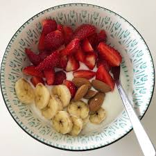 Zavtrak 393 Kalorii Jogurt Nesladkij Klubnika Banan Mindal Hlebec Kamamber Olivki Ogurec Bazilik Kofe Mo Aesthetic Food Morning Food Workout Food