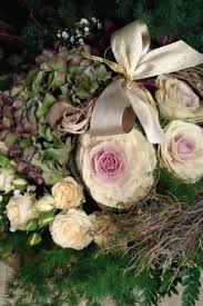 Uccelletto giallo con la coda mobilissima; Pin Su Bouquet Autunnali