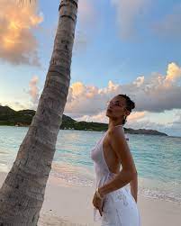 Bella hadid borrowed this absurdly comfortable styling trick from sarah jessica parker. Bella Hadid In 10 Of Her Most Beautiful Instagram Photos Of 2019 Vogue Paris