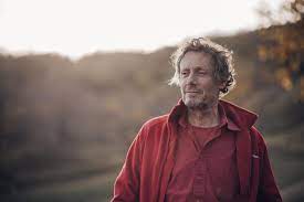 Une chemise rouge, trois caméras, 25 kilos de matériel, un moral d'acier et le monde comme terrain de jeu. Alencon Auteur De La Serie J Irai Dormir Chez Vous Antoine De Maximy Au Planet Cine Mardi 21 Juillet L Orne Hebdo