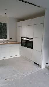 Kvik Duiven Mano Keuken Met Eiken Werkblad Apparaten Wand Wohnung Kuche Kuche Dachschrage Und Kuche