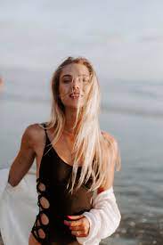 Beach Photo Shoot Model At The Beach What To Wear To Your Beach Photoshoot Black And White Photogra Model Photography Beach Photoshoot Black And White Beach