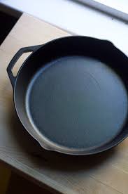 I Seasoned My Cast Iron Pan With Flaxseed Oil And Here S What Happened Seasoning Cast Iron Cast Iron Pan It Cast