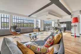 Un Loft Avec Une Vue Unique Dans Une Ancienne Biscuiterie Planete Deco A Homes World Decoration Maison Loft Salle De Sport Maison