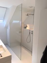 Eine Sehr Schone Idee Fur Eine Polka Durch Die Gesamte Wand Und Beleuchtung Beleuchtung Durch Gesamte P Badezimmer Badezimmer Dachschrage Kleine Badezimmer