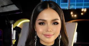 Siti nurhaliza punya cucu perempuan, anak kedua tya arifin. Macam Siti Nurhaliza Ketika Muda Manis Disolek Peminat Puji Wajah Bella Astillah Persis Tokti Ketika Remaja