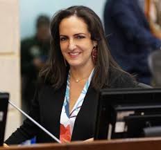 María fernanda cabal dice que en colombia existe un intento de golpe de estado postmoderno maría fernanda cabal dice que lo que vive colombia no es protesta social sino intento de golpe de estado postmoderno, la senadora del centro democrático le pidió en carta abierta al presidente duque que no se deje presionar por organizaciones defensoras de derechos humanos. La Estrategia Del Caos Por Maria Fernanda Cabal Costa Noticias