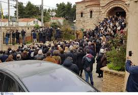 Τον ειδα πριν 242 ημερεσ και εφυγε πριν 237 ημερεσ. Synwstismos Se Khdeia Arximandrith Ston Agio Stefano Koybaloysan To Feretro Xwris Maskes