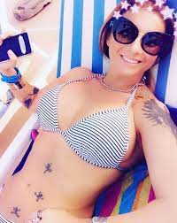 Tânăra a făcut ravagii pe plajă! Fotografii Incendiare Cu Anamaria Prodan Sexy Impresara In PoziÅ£ii Provocatoare