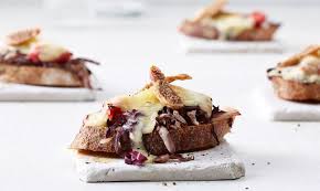 Fur Die Crostini Mit Getrockneten Tomaten Und Feigen Verwenden Wir Ciabatta Brot Radicchio Und Mittelreifen Tilsiter Lebensmittel Essen Rezepte Feigen Rezepte