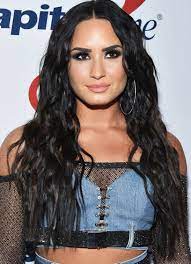 Pinterest Deborahpraha Demi Lovato Messy Crimped Curls Hair Style Demi Lovato Lovato Demi
