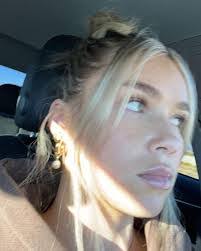 Savannah Dawson's Instagram, Twitter & Facebook