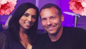 Zbuloi se bashkëshortja kishte fjetur me shokun e tij të ngushtë