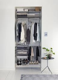 Kleiderschrank Platzsparend Einraumen Mit Diesen 6 Tipps Schaffen Sie Mehr Stauraum Mit Bildern Kleiner Kleiderschrank Kleiderschrank Platzsparend Kleiner Schrank