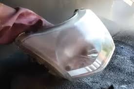 Cara kilatkan lampu kereta dalam oh bulan. Di Rumah Aja Bisa Bersihkan Mika Lampu Motor Pakai Pasta Gigi