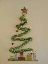 Berikut adalah berbagai kreasi bagaimana membuat pohon natal sendiri yang juga dapat kamu lakukan di rumah pohon natal ini dibuat dengan menggunakan penjepit kayu yang disusun menyerupai pohon natal. Kreasi Contoh Pohon Natal Dinding Dari Berbagai Macam Bahan Yang Unik