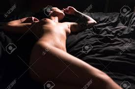 Hermosa Mujer Desnuda Acostada En Ropa De Cama Negra Para Cualquier  Propósito Fotos, retratos, imágenes y fotografía de archivo libres de  derecho. Image 97329031