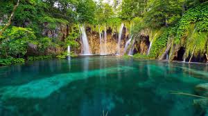 Travnja to je najveći, najstariji i najposjećeniji hrvatski nacionalni park. Nacionalni Park Plitvicka Jezera