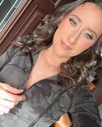 Ashley Wade's Instagram, Twitter & Facebook