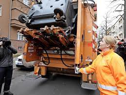 Anlässlich des internationalen frauentages ist franziska giffey am donnerstag auf den müllwagen gestiegen. Familienministerin Franziska Aufraumen Mit Den Rollenklischees Giffey Auf Entsorgungstour Durch Berlin