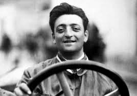Enzo anselmo giuseppe maria ferrari noto come enzo ferrari modena 20 febbraio 1898 modena 14 agosto 1988 è stato un imprenditore dirigente sportivo e pilota automobilistico italiano fondatore della omonima casa automobilistica la cui sezione sportiva la scuderia ferrari conquistò in formula 1 con lui ancora in vita 9 campionati del mondo piloti e 8 campionati del mondo costruttori. Biografia De Enzo Ferrari Completa Y Resumida