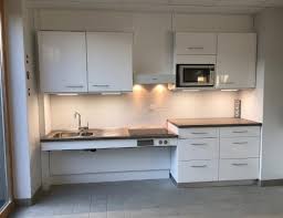 Terrasse de restauration avec une variété de repas préparés grillés au festival. Une Cuisine Vitrine A Limay Pour Personnes A Mobilite Reduite