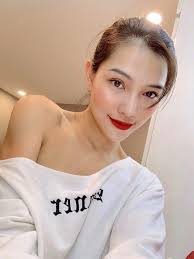 Sau ồn ào văng tục tại tòa, Lưu Đê Ly tiếp tục lộ cằm nhọn lệch hẳn sang  một bên