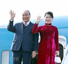 Ông là thủ tướng đầu tiên trong lịch sử được. Hinh áº£nh Thá»§ TÆ°á»›ng Nguyá»…n Xuan Phuc Va Phu Nhan Ä'áº¿n Thanh Phá»' Busan Chinh Trá»‹ Vietnam Vietnamplus