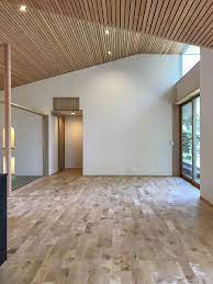 ダイニングからリビングを見たところ リビングの天井は 屋根を持ち上げて高い天井になっています 水まわりと寝室以外の天井を結設計オリジナルでおなじみの小幅板吸音天井にしました 家 新しい家 自宅で