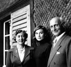 Audrey Hepburn With Anne Frank S Father Otto Frank And His Second Wife Fritzi Burgenstock Switzerland 1957 Audrey Hepburn Audrey Hepburn Photos Anne Frank