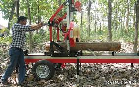 Mesin bandsaw digunakan untuk memotong dan membelah log kayu menjadi bentuk potongan balok persegi dengan ukuran lebih kecil sesuai dengan keinginan dan kebutuhan. Mengenal Ibnu Kurniawan Kreasikan Pemotong Kayu Portabel