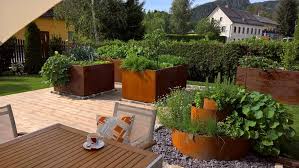 Hochbeete Und Pflanzenpyramiden Mit Edelrost Oberflache Individuelles Gartendesign Gartenprodukte Hochbeet Garten