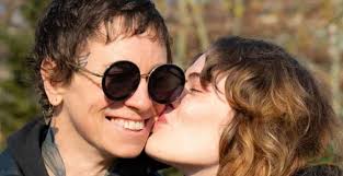 Sumagot si Laura Jane Grace ng Against Me! sa mga alegasyon ng pang-aabuso  at nag-escalate ang publikong pagtatalo ng magkabilang panig : r/Music