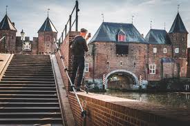 It is a busy place with a population of just under 150,000 people, but the town centre is easily explored on foot, with most of the main attractions being easily within walking distance. Wat Te Doen In Amersfoort De Leukste Tips Voor Een Dagje Keistad
