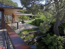 Tour Jennifer Aniston S Beverly Hills Home For Sale Celebrity Hgtv Frontdoor Beverly Hills Houses Luxury Garden Outdoor Gardens