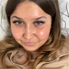 Leah Grundy's Instagram, Twitter & Facebook