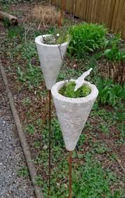 Deko Aus Beton Fur Den Garten Gartenstecker Aus Beton Dekoriert Mit Hauswurz U Concrete Garden Cement Garden Diy Garden Decor