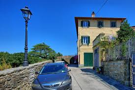 The city, enclosed by stone walls dating back to etruscan and roman times, sits on the top of a hill about 600 meters (about 1968 feet) above sea level. Messere Ferienwohnung In Cortona Toskana 5 Schlafplatze Und 2 Schlafzimmer Ferienwohnung In Cortona Italien