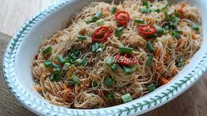 Dengan di tambah bumbu yang bervariasi dan rempah yang beragam, akan menambah cita rasa nikmat pada menu makanan sederhana ini. Mee Hoon Goreng Mudah Dan Sedap Azie Kitchen