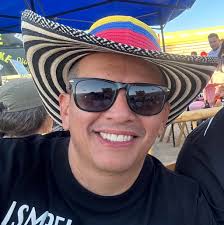 Usa tu cerebro 😎 La mitad de √49, más el doble de √64 es ...