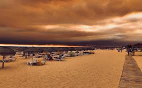 Algarve com 6 concelhos em alerta máximo de incêndio. Incendio De Monchique Fogos Ja Afetam Vilamoura E Albufeira Video