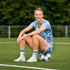 Instagram dutch national team star vivianne miedema (left) with her girlfriend and arsenal teammate lisa evans (right). Vivianne Miedema 2021 Update Early Life Career Career
