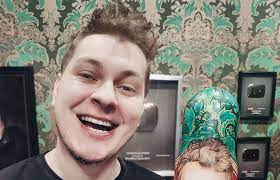 Задержанный блогер юрий хованский исполнил песню с публичными призывами к терроризму, имея целью формирование идеологии терроризма, сообщает ск рф. Wd Raqxse54ejm