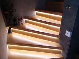 Dazu eignen sich wiederum led strips, die an der einbauleuchten sind eine besonders gute idee zur ausleuchtung von treppen. Treppenstufen Mit Led Beleuchtung Caseconrad Com
